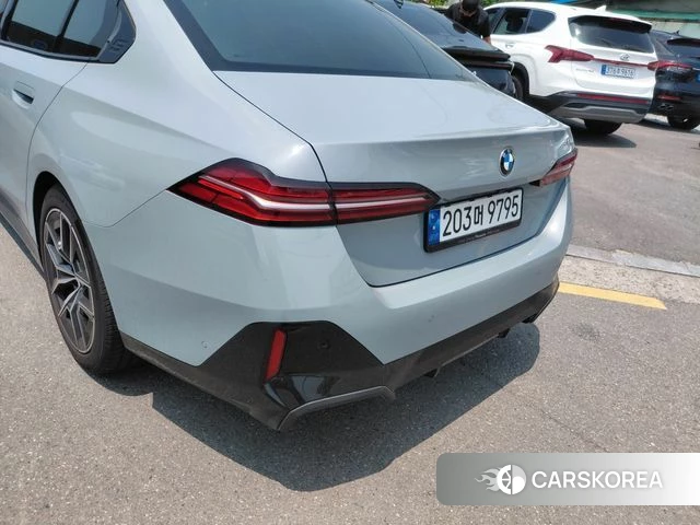 BMW 5 Series (G60) 2024 Светло-серебряный цвет из Кореи, фото 3