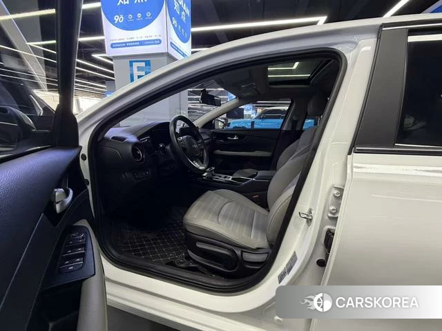 Kia K3 2023 Белый из Китая, фото 3