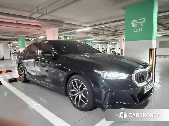 BMW 5 Series (G60) 2025 Черный из Кореи, фото 3