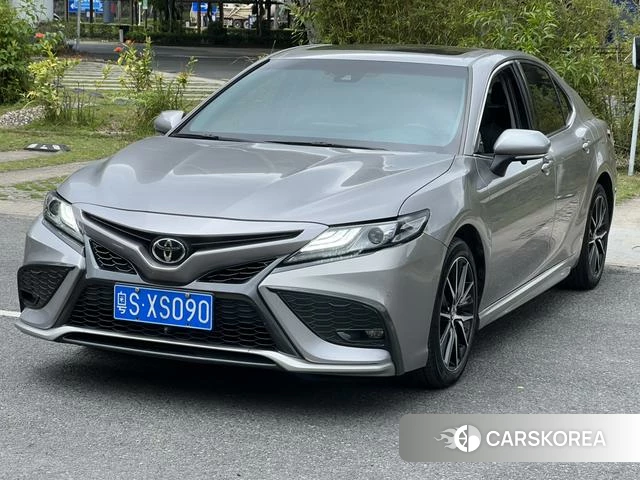 Toyota Camry 2021 Серебристо-серый из Китая, фото 3