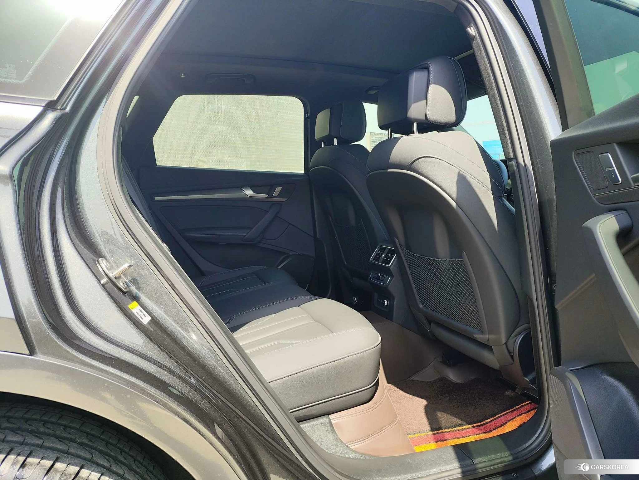 Audi Q5L 2023 Темно-серый из Китая, фото 6