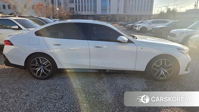 BMW 5 Series (G60) 2025 Белый из Кореи, фото 3