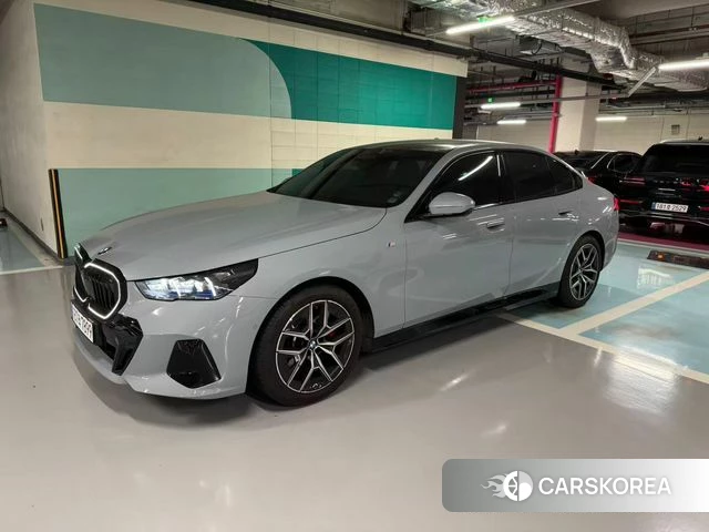 BMW 5 Series (G60) 2024 Серебристо-серый из Кореи, фото 4