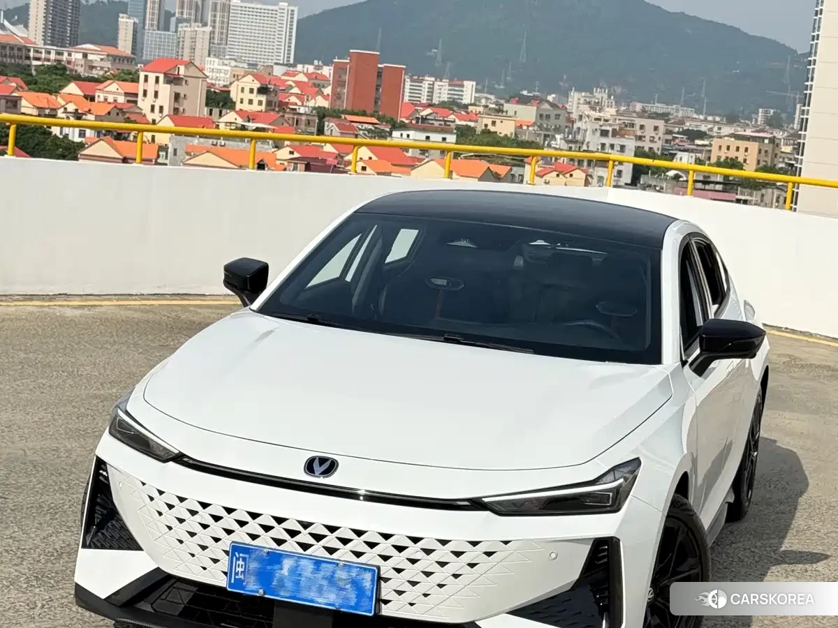 Chang'an UNI-V 2025 Белый из Китая, фото 3