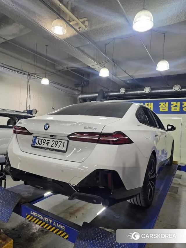 BMW 5 Series (G60) 2024 Белый из Кореи, фото 3