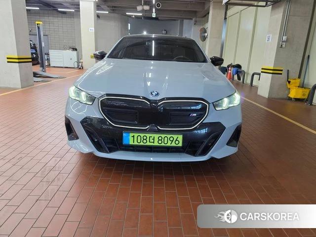 BMW i5 (G60) 2024 Светло-серебряный цвет из Кореи, фото 4