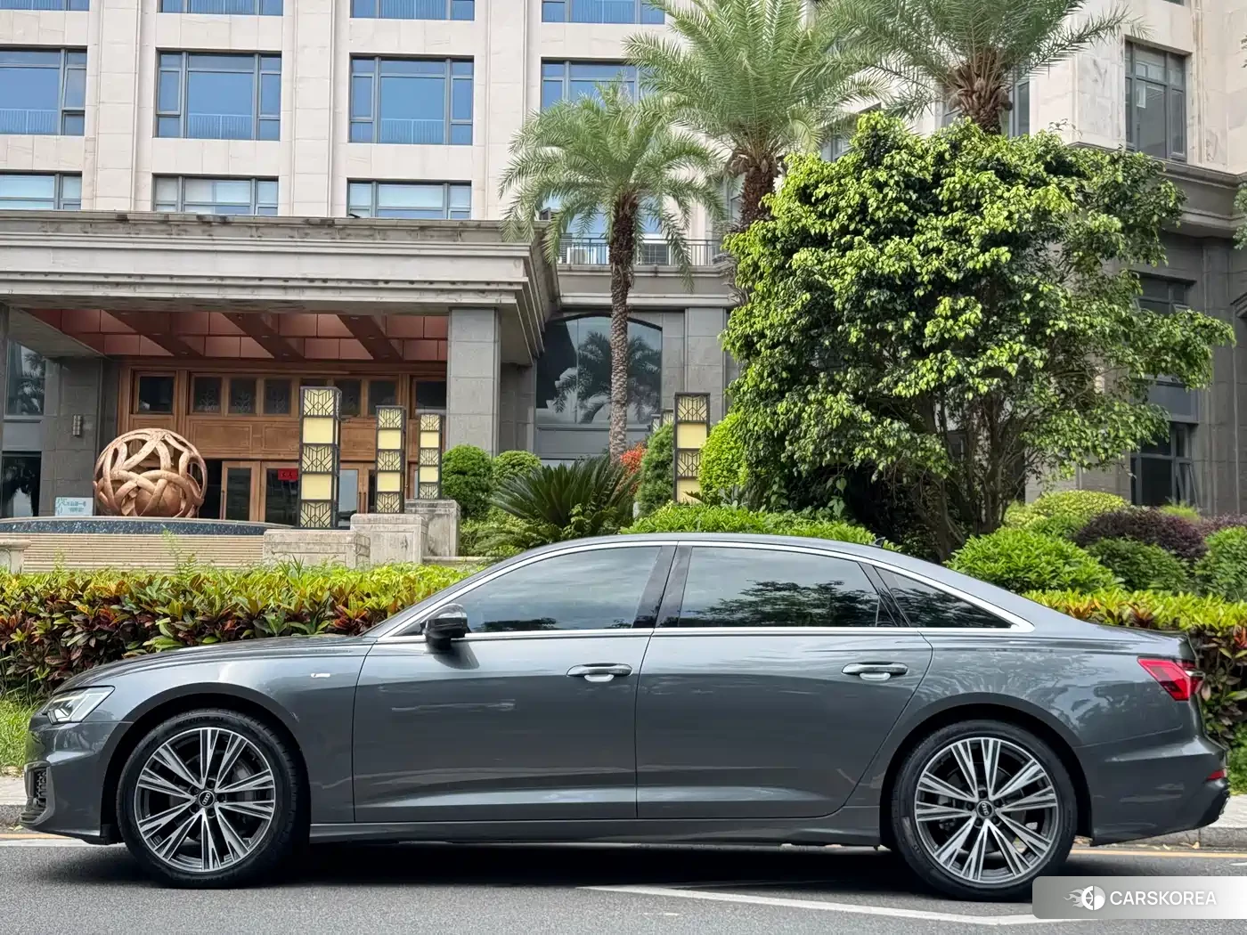 Audi A6L id 4547592 из Китая 9