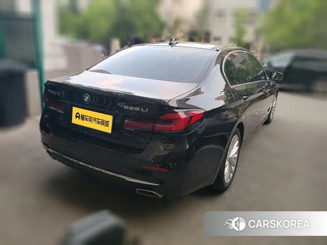 BMW 5 series 2022 Черный из Китая, фото 3