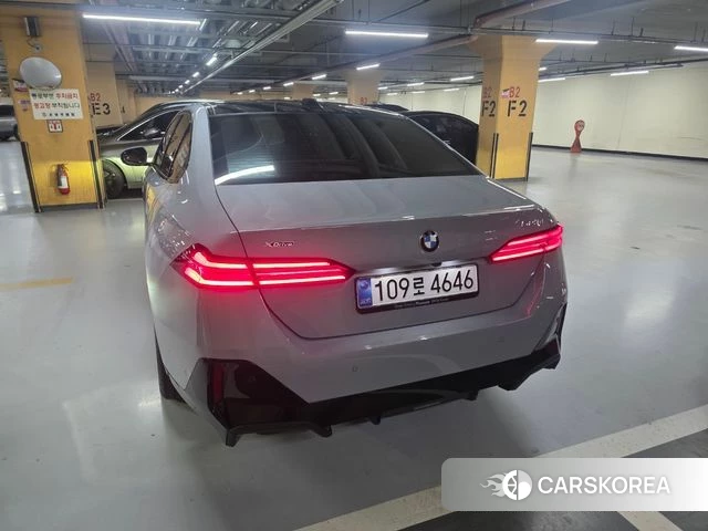 BMW 5 Series (G60) 2026 Светло-серебряный цвет из Кореи, фото 3