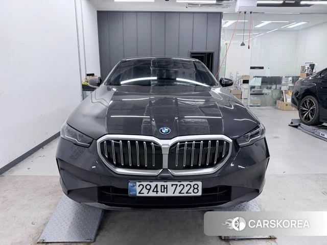 BMW 5 Series (G60) 2024 Серый из Кореи, фото 4