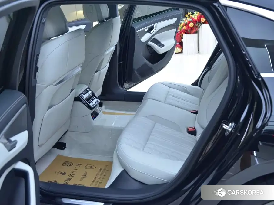 Audi A6L id 4653880 из Китая 9