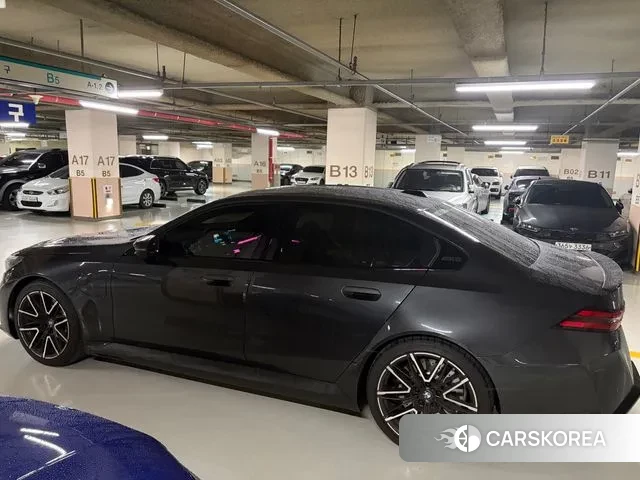 BMW M5 (G90) 2025 Серый из Кореи, фото 4