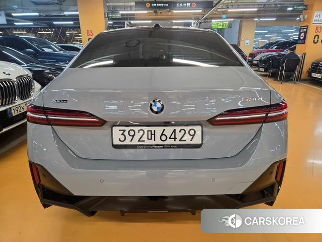 BMW 5 Series (G60) 2025 Цвет галактики из Кореи, фото 3