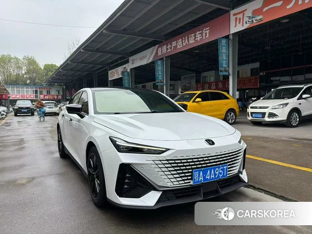 Chang'an UNI-V 2023 Белый из Китая, фото 3