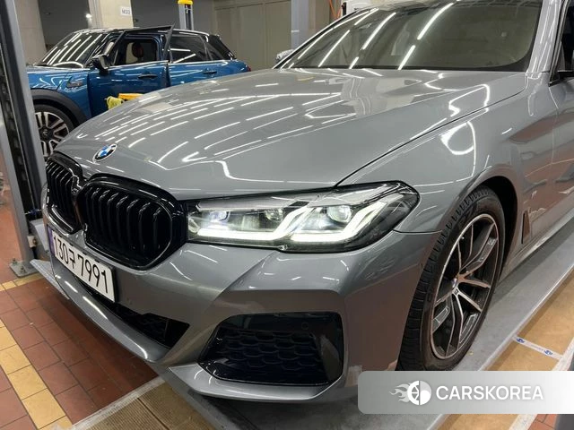 BMW 5 Series (G30) 2023 Серый из Кореи, фото 3