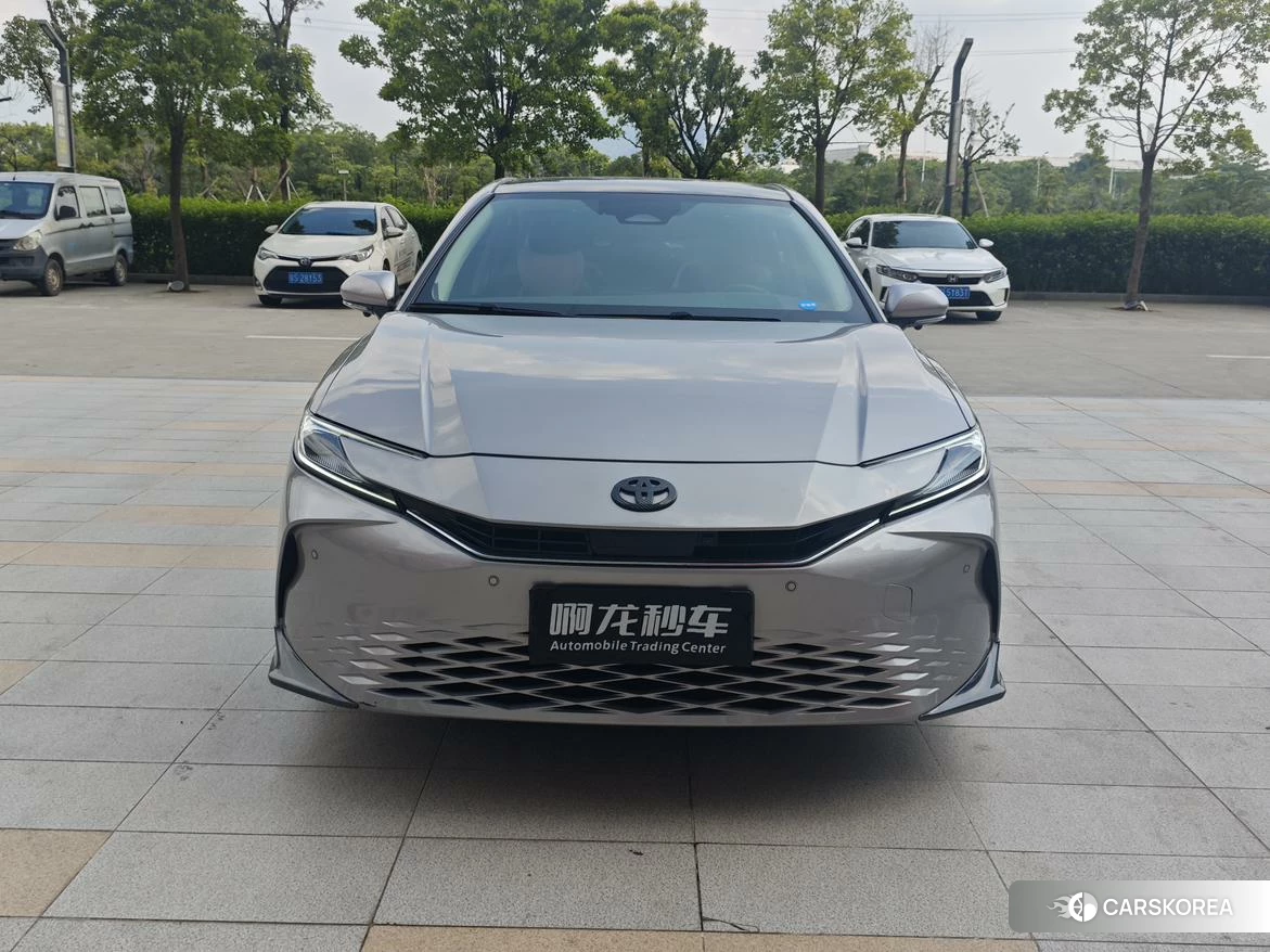 Toyota Camry 2024 Серебристо-серый из Китая, фото 3