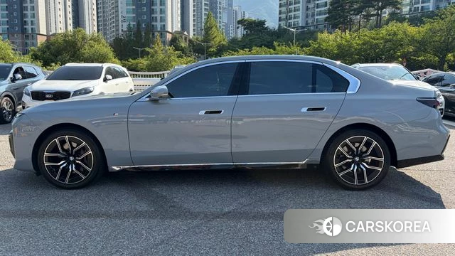BMW 7 Series (G70) 2024 Небесно-голубой из Кореи, фото 5