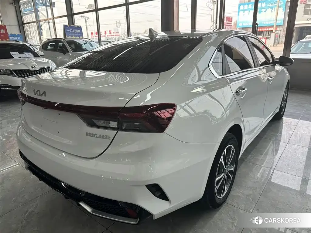 Kia K3 2023 Белый из Китая, фото 3