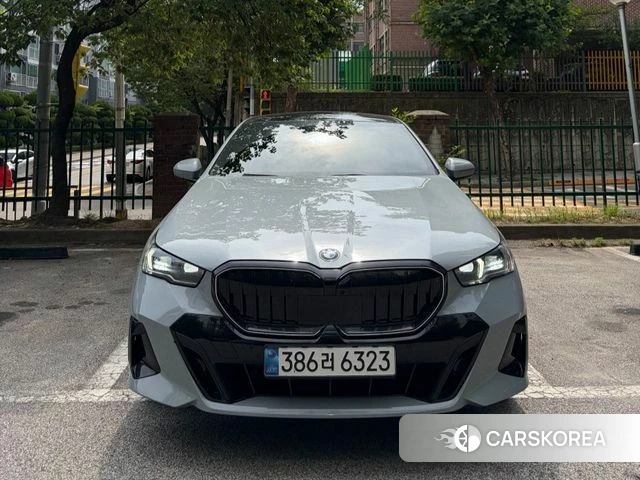 BMW 5 Series (G60) 2026 Светло-серебряный цвет из Кореи, фото 3