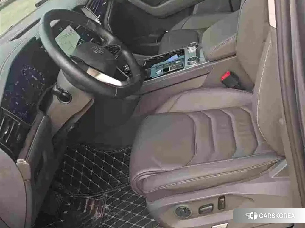 Volkswagen Touareg 2024 Silver/gray из Китая, фото 3
