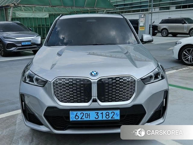 BMW iX1 (U11) 2024 Серебристо-серый из Кореи, фото 4