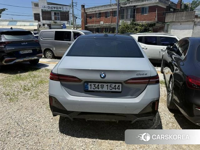 BMW 5 Series (G60) 2025 Цвет галактики из Кореи, фото 3