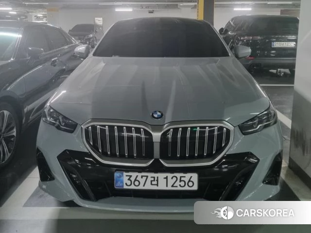 BMW 5 Series (G60) 2026 Светло-серебряный цвет из Кореи, фото 3