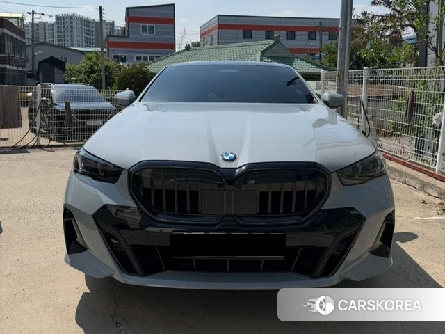 BMW 5 Series (G60) 2025 Серебристо-серый из Кореи, фото 5