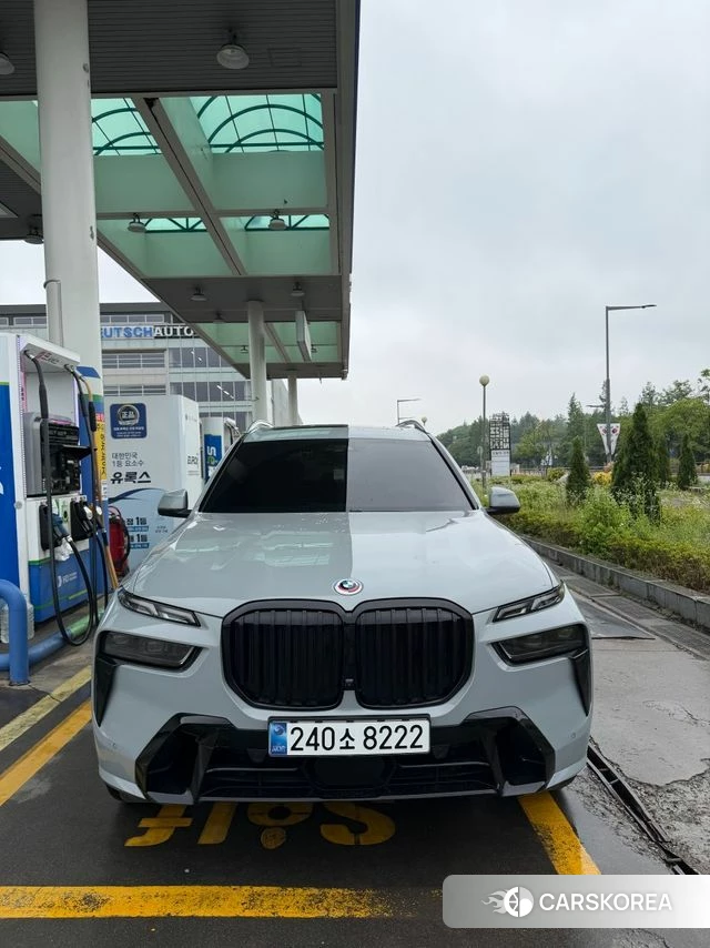 BMW X7 (G07) 2024 Светло-серебряный цвет из Кореи, фото 6