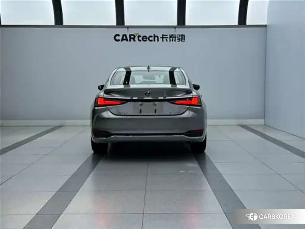 Lexus ES 2023 Silver/gray из Китая, фото 3
