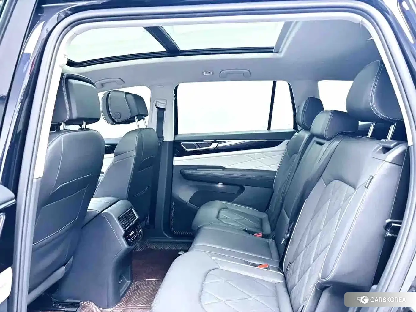 Volkswagen Touareg 2025 Черный из Китая, фото 3