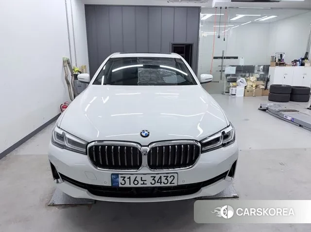 BMW 5 Series (G30) 2022 Белый из Кореи, фото 4