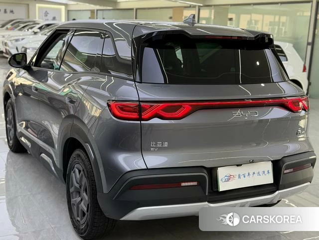 BYD Yuan UP 2025 Темно-серый из Китая, фото 4