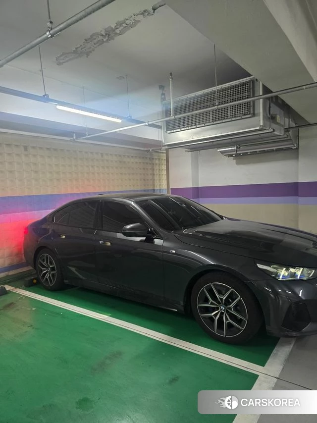 BMW 5 Series (G60) 2025 Серый из Кореи, фото 5