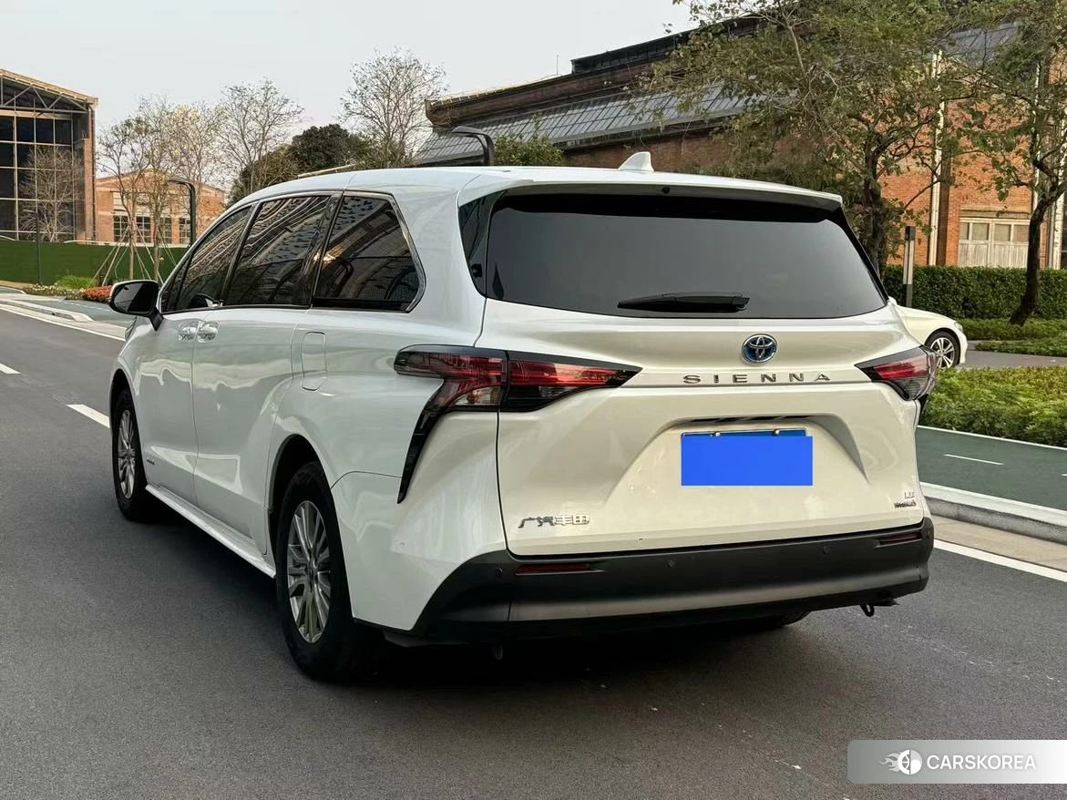 Toyota Saina 2023 Белый из Китая, фото 3