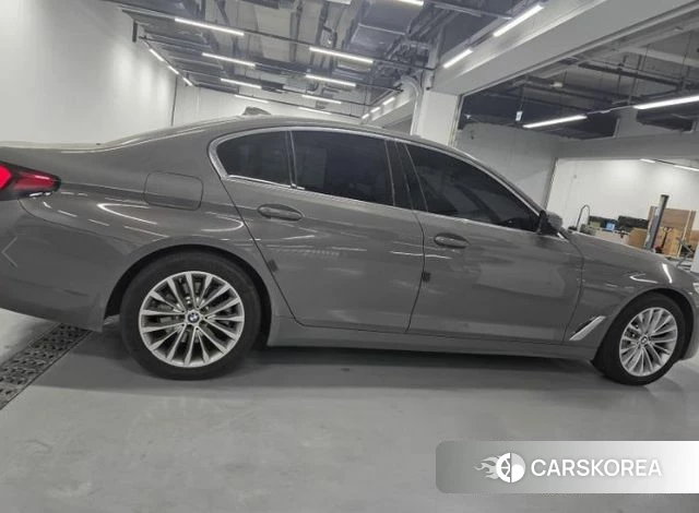 BMW 5 Series (G30) 2020 Серебристо-серый из Кореи, фото 3
