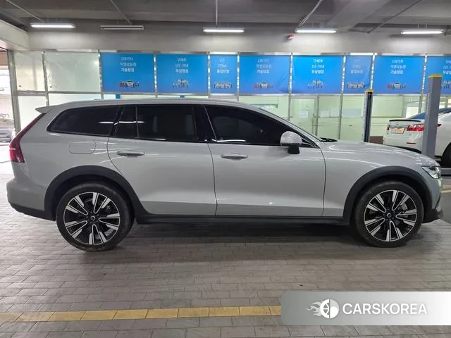 Volvo V60 Cross-Country 2nd Generation 2023 Серебряный из Кореи, фото 3