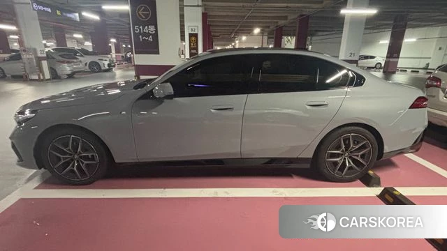 BMW 5 Series (G60) 2026 Светло-серебряный цвет из Кореи, фото 3