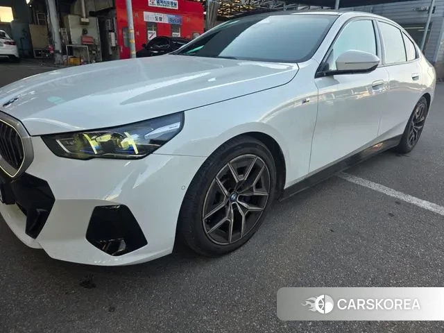 BMW 5 Series (G60) 2024 Белый из Кореи, фото 3