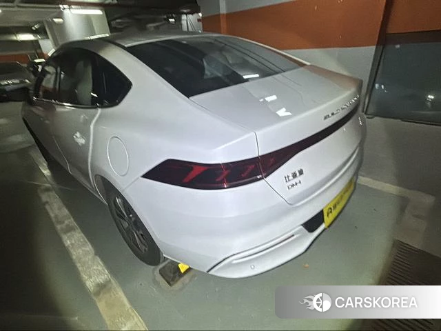BYD Qin PLUS DM 2023 Белый из Китая, фото 3
