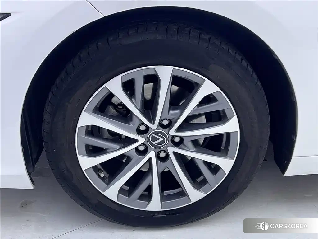 Lexus ES id 4589090 из Китая 19