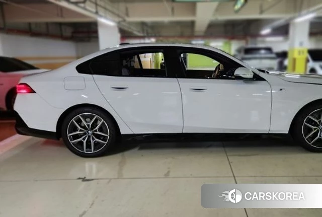 BMW 5 Series (G60) 2024 Белый из Кореи, фото 3