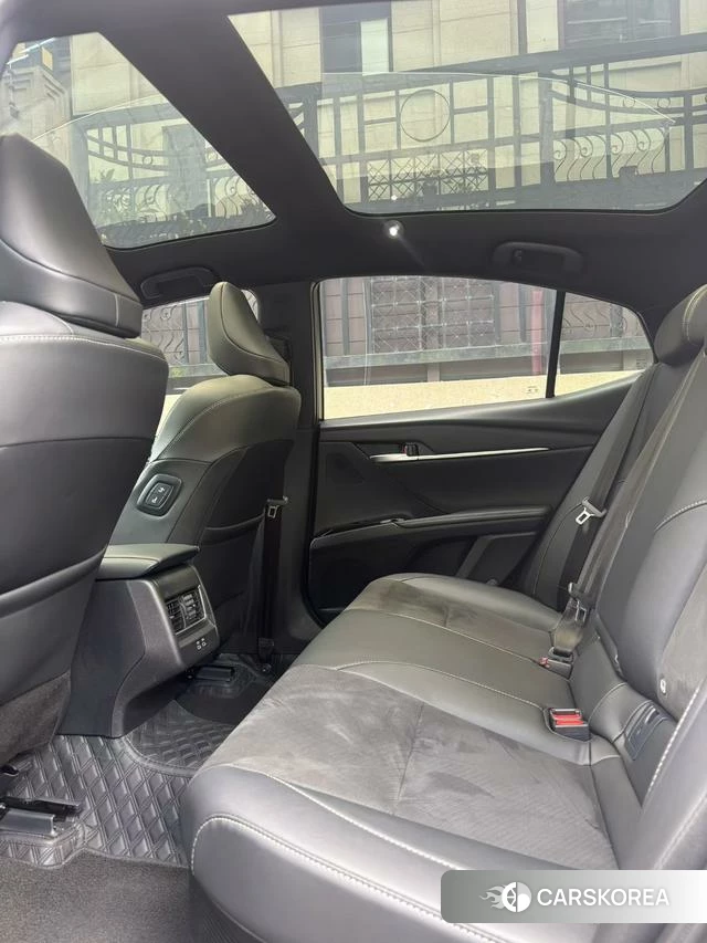 Toyota Camry 2025 Серебристо-серый из Китая, фото 3