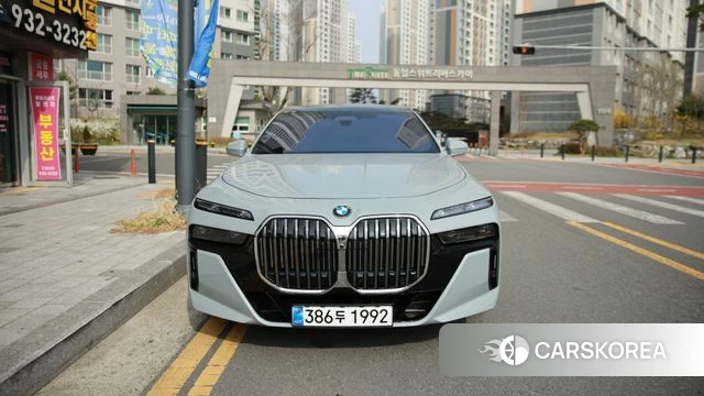 BMW 7 Series (G70) 2025 Цвет галактики из Кореи, фото 6
