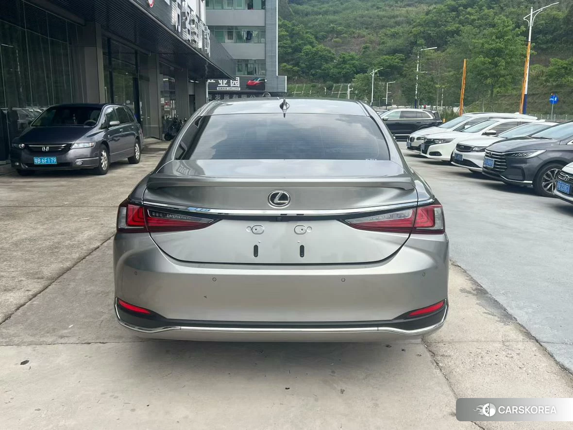 Lexus ES 2022 Серебристо-серый из Китая, фото 3