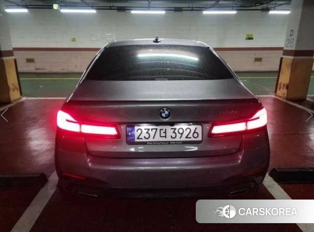 BMW 5 Series (G30) 2023 Серебристо-серый из Кореи, фото 5