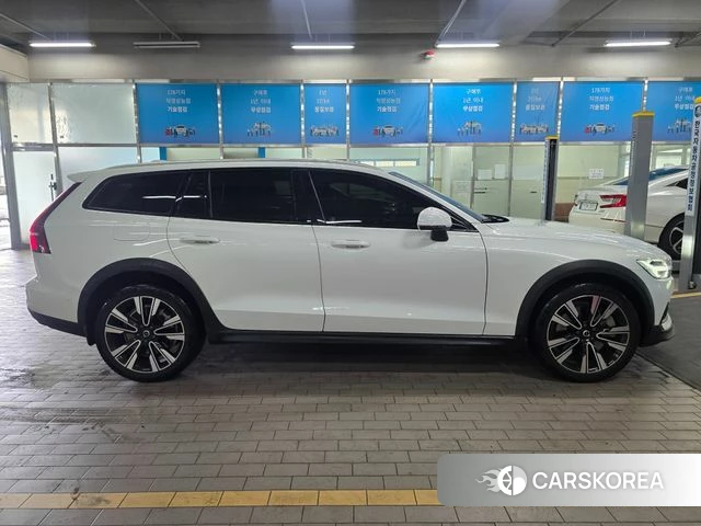 Volvo V60 Cross-Country 2nd Generation 2023 Белый из Кореи, фото 3