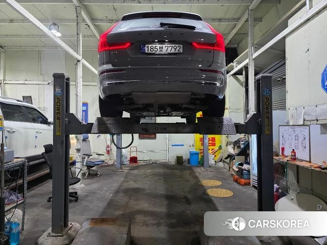 Volvo XC60 second Generation 2024 Серебристо-серый из Кореи, фото 3