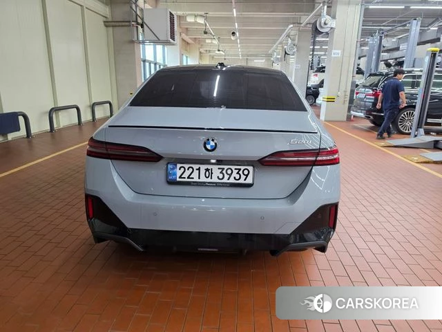 BMW 5 Series (G60) 2024 Цвет галактики из Кореи, фото 4