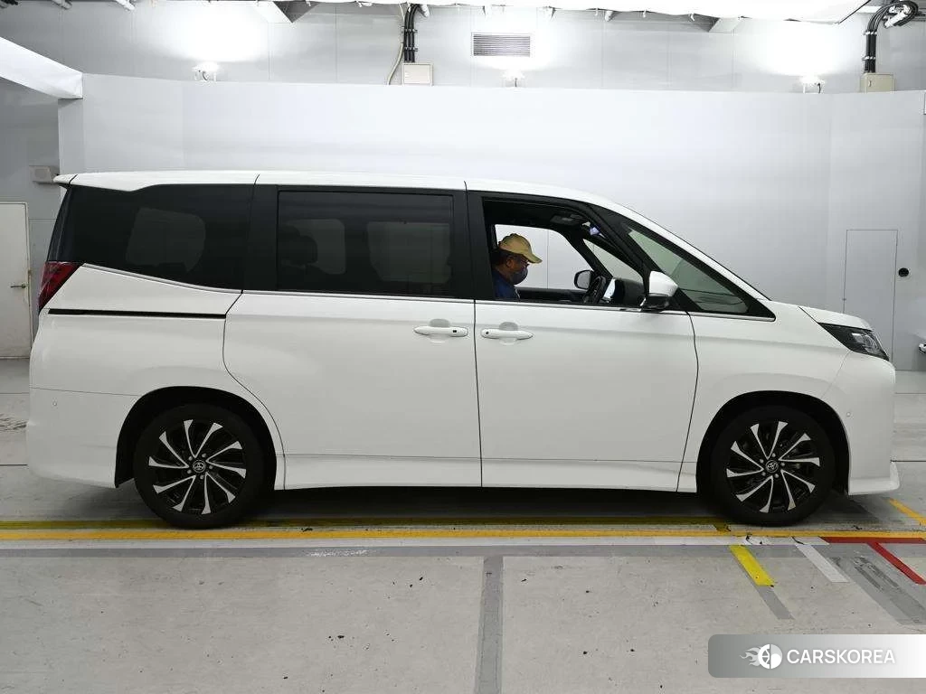 Toyota Noah 2023 из Японии, фото 3